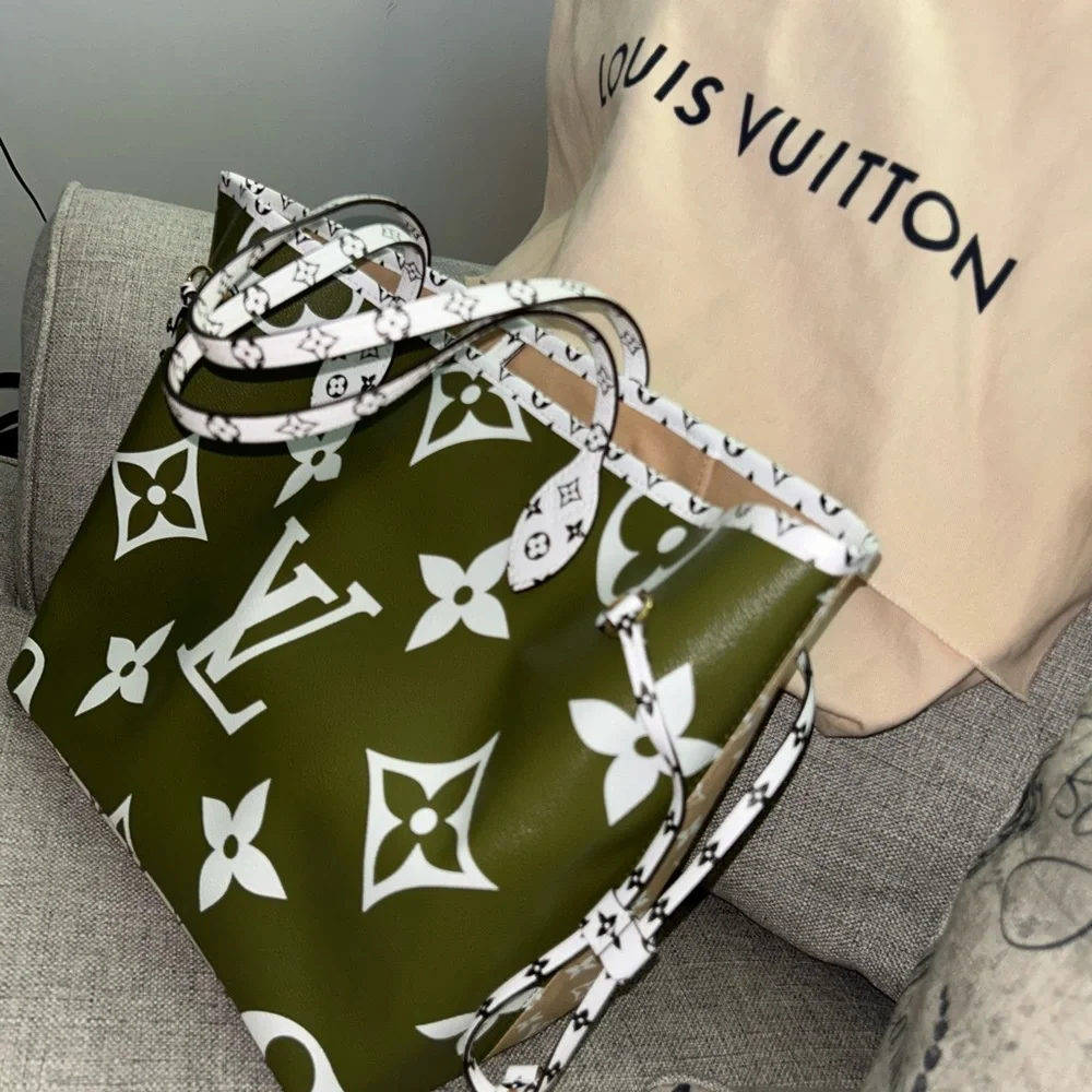 Louis Vuitton Guaranteed Authentic Monogram Giant Neverful MM Khaki and Beige - Picture 12 of 16